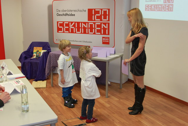 Magdalena Kaltseis ließ sich bei der Präsentation ihres "Friedenswegs" von zwei Kindern unterstützen.