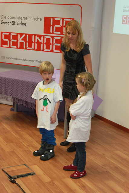Magdalena Kaltseis ließ sich bei der Präsentation ihres "Friedenswegs" von zwei Kindern unterstützen.