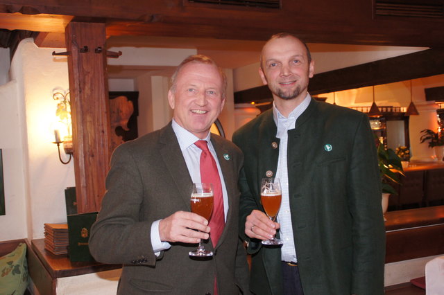 Hans Georg Gmachl und Braumeister Wolfgang Schweitl, Die Weisse.