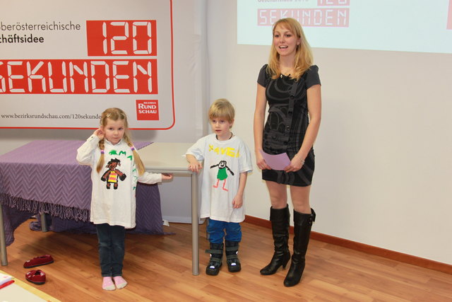Magdalena Kaltseis ließ sich bei der Präsentation ihres "Friedenswegs" von zwei Kindern unterstützen.