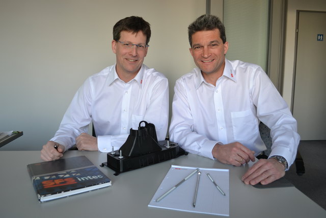 Geschäftsführer Stephan Böhm und Alexander Moser mit Schaltkasten sowie neuen Schrauben. | Foto: Knogler