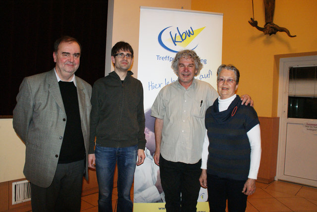Dechant Johann Gmeiner, Karl Sallaberger (KBW), Heini Staudinger und Büchereileiterin Erdmuth Peham (v. l.).