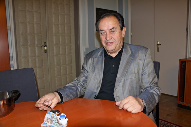 Bezirksvorsteher Karl Homole freut sich über das Ergebnis der Parkpickerlbefragung. | Foto: Foto: Zezula