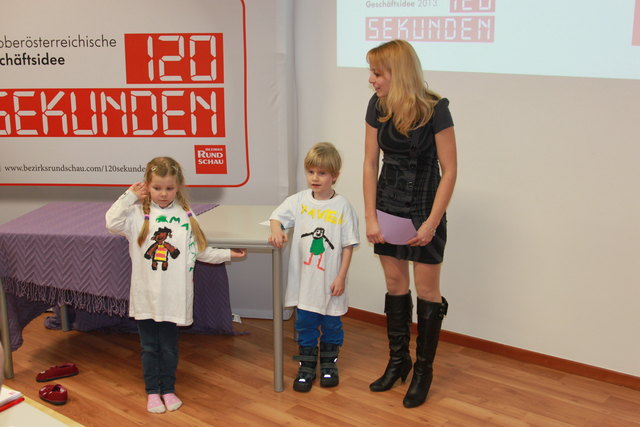 Magdalena Kaltseis ließ sich bei der Präsentation ihres "Friedenswegs" von zwei Kindern unterstützen.