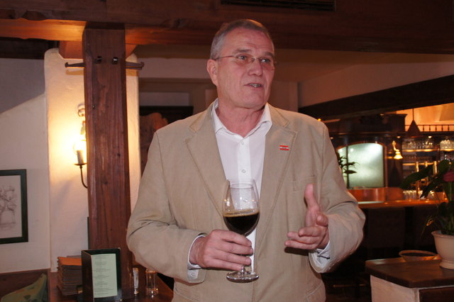 Eine Besonderheit, kredenzt zum Schokokuchen, stellte Günter Seeleitner, Hofbräu Kaltenhausen vor: "Strong Porter".