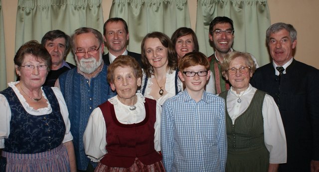 Ein Gruppenfoto mit einigen Mitwirkenden, dem Moderator Dr. Franz Gumpenberger und den beiden Söhnen Manfred und Erich Haudum.