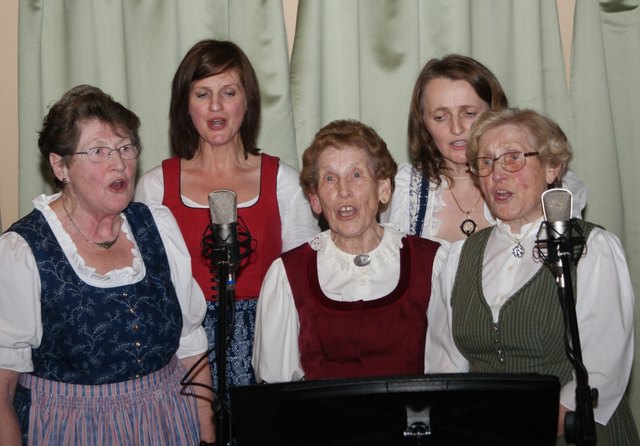 Singgruppe Haudum: vorne: Hedwig Ganglberger, Minna Praha, Fanni Zauner; hinten: Petra Schartner und Roswitha Schano (geborene Ganglberger)
