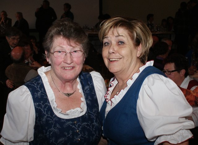 Hedwig Ganglberger  (Mitglied der Singgruppe Haudum) mit Goldhauben-Obfrau aus Vorderweißenbach, Marianne Mostler