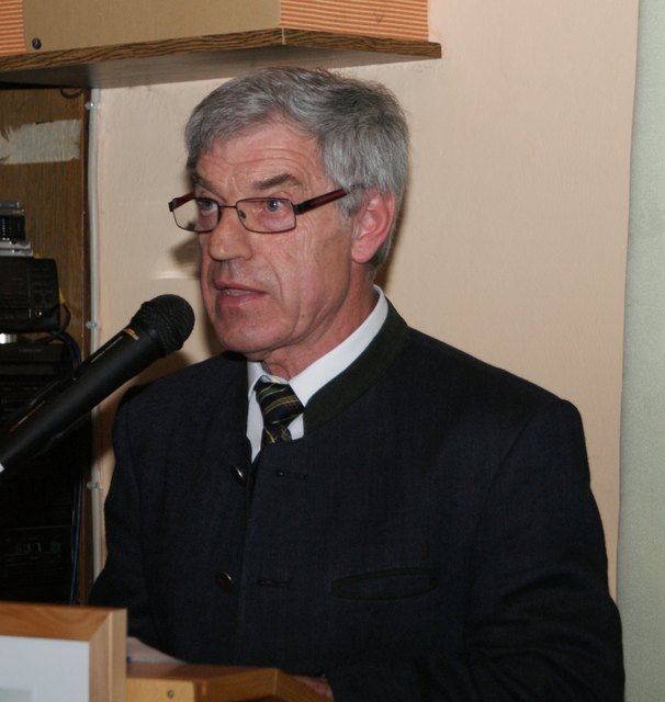 Erich Haudum aus St. Veit (Sohn der Heimatdichterin) begrüßt die Besucherinnen und Besucher.