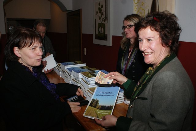 Im Anschluss konnte das Liederbuch käuflich erworben werden.