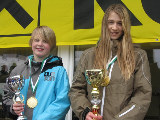 Mit dem Snowboard am schnellsten: Michael Ulz (HS Markt Hartmannsdorf) und Birgit Schweiger (Musikhauptschule Weiz)