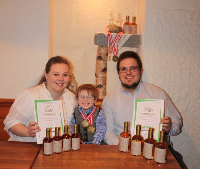 Kathrin und Harald Vorwagner freuen sich mit dem Nachwuchs über die Goldmedaillen. | Foto: Privat
