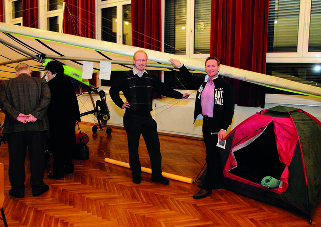 Kulturstadtrat Walter Stückler war von Erich Klug und dem Drachen beeindruckt. | Foto: FOTO KOREN