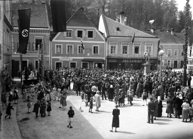 SS-Veranstaltung am Greiner Stadtplatz. | Foto: Stadtarchiv Grein/Hohensinner