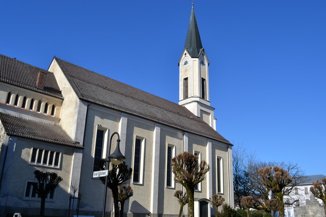 Schmucke Ansicht der Simbacher Kirche im Stadtzentrum