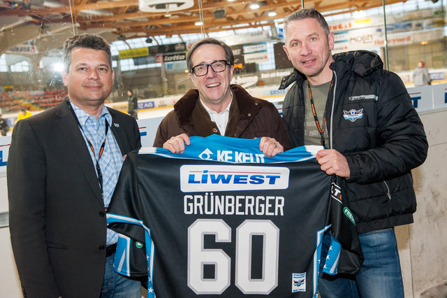 Peter Freunschlag (l.) und Christian Perthaler (r.) überreichten Ferngas-Vorstand Johann Grünberger nachträglich zu seinem 60er ein Trikot. | Foto: Cityfoto/Mayr
