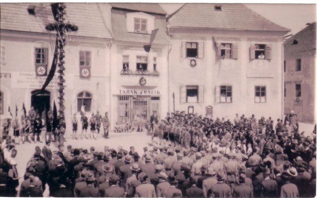 Hakenkreuze am Marktplatz in St. Georgen an der Gusen.