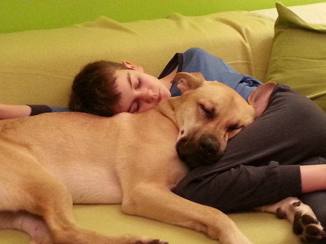 Eric und sein Kuschelhund Neo