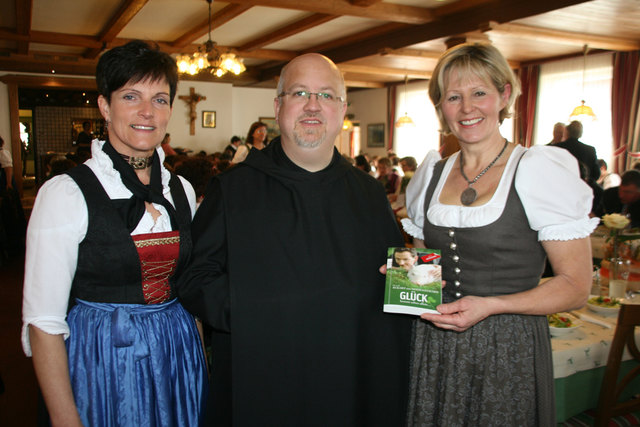 Bezirksbäuerin Julinde Posch und Landesbäuerin Elisabeth Hölzl nahmen Pater Jeremias Müller in ihre Mitte.