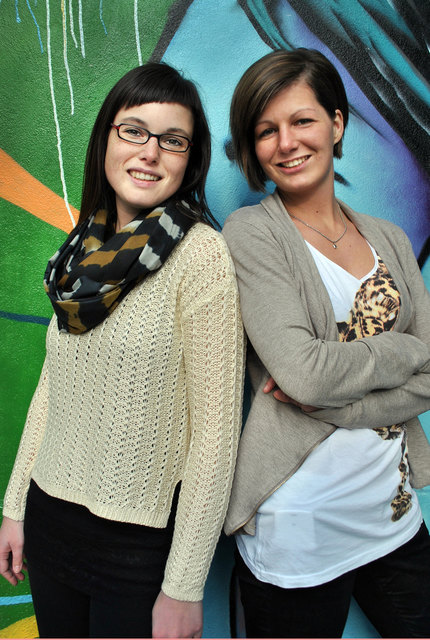 Lisa Jochmann und Viktoria Zillich freuen sich auf Besuch im Mädchencafé (v.l.) Foto: Verein menschen.leben