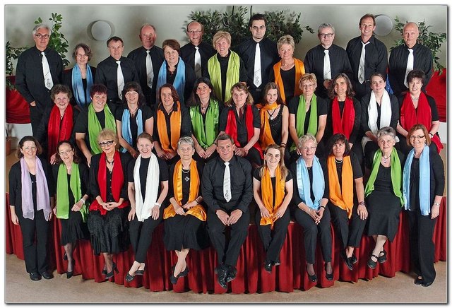 Viva la musica Salzburg 2012, 1. Reihe Mitte: Chorleiter Gernot Terharen | Foto: Manfred Strobl