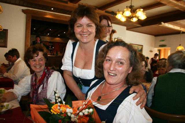 Sie Pucher Ortsbäuerin Andrea Hager mit Inge Lackner und Christine Gschwandtl.