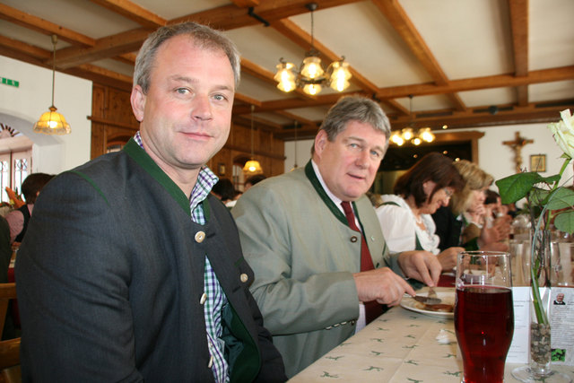 Adnets Bgm. Wolfgang Auer und der Pucher Ortschef Helmut Klose ließen sich's schmecken.