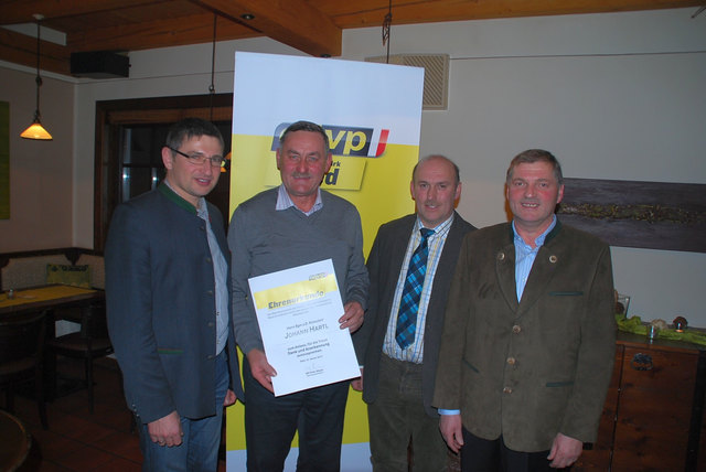 Nationalrat Peter Mayer, Bürgermeister a.D. Hans Hartl, Gemeindeparteiobmann Ferdinand Forstenpointner, Bürgermeister Bernhard Kern. | Foto: OÖVP Ried