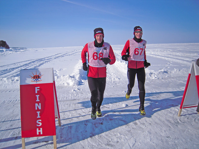 Reinhold Bammer und Siegfried Paschinger liefen bei Minus 20 Grad über den Baikalsee. | Foto: Foto: privat