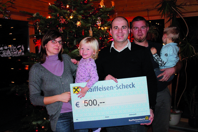 Spendenübergabe (v. l.): Mutter Claudia Schwöllinger mit Hannah, 1. Präsident von Human Benefiz Christoph Aichinger und Vater Dominik Schwöllinger mit Sohn Thomas. | Foto: Human Benefiz