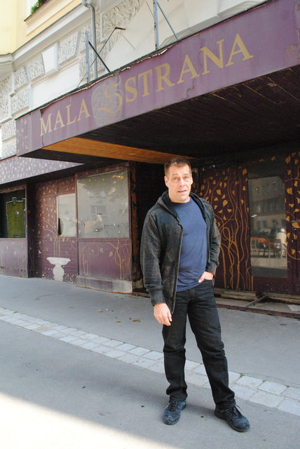 Schauspieler Kari Rakkola zeigt großes Interesse an der Theaterruine.