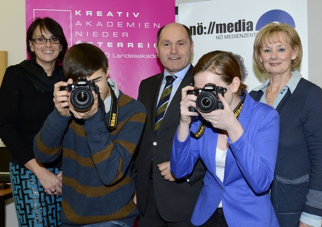 (v.l.n.r.): Brigitte Sperl (Referentin der Sparte Fotografie in der Medienakademie, Standort St. Pölten), LH-Stv. Mag. Wolfgang Sobotka, Gerda Jaeggi (Referentin der Sparte Fotografie in der Medienakademie, Standort St. Pölten), TeilnehmerInnen der Medienakademie | Foto: Ernst Reinsberger, NLK