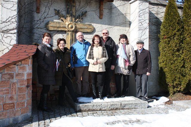Vor dem Friedensdenkmal. v..l.n.r.:Berta Altendorfer (Via Nova); Sylvia Prunthaller (OÖ Tourismus); Franz Muhr (Pilgerwegbegleiter); Christine Dittlbacher (ARGE Pilgern Österreich); Josef Bachleitner (Moosdorfer Friedensdialog); Ulrike Berger (Jakobsweg Mühlviertel); Pfarrer Ferdinand Oberndorfer (Moosdorf)