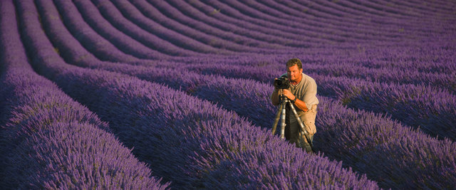 Reisefotograf Wolfgang Fuchs mitten in einem Lavendelfeld in der Provence. | Foto: Fuchs