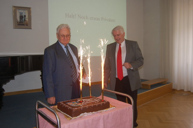 Eine Torte zum 75er für Geburtstagskind Rudolf Wawra (links).