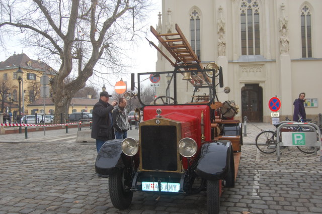 Das Feuerwehrauto stammt aus dem Jahr 1927.