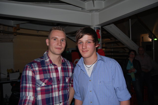 Hinter der Theke: Manuel Hallerr und Daniel Ebner (von links)
