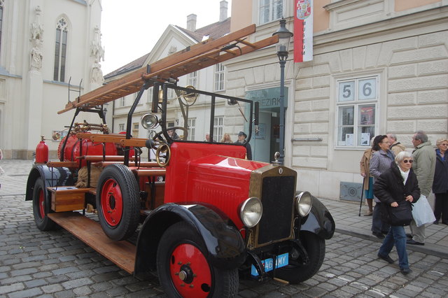 Das Feuerwehrauto stammt aus dem Jahr 1927.