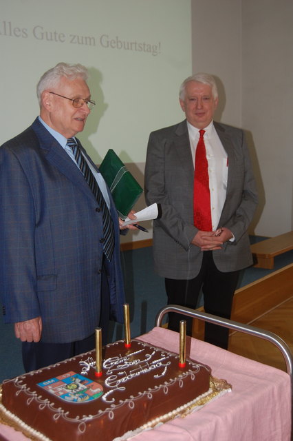Eine Torte zum 75er für Geburtstagskind Rudolf Wawra (links).