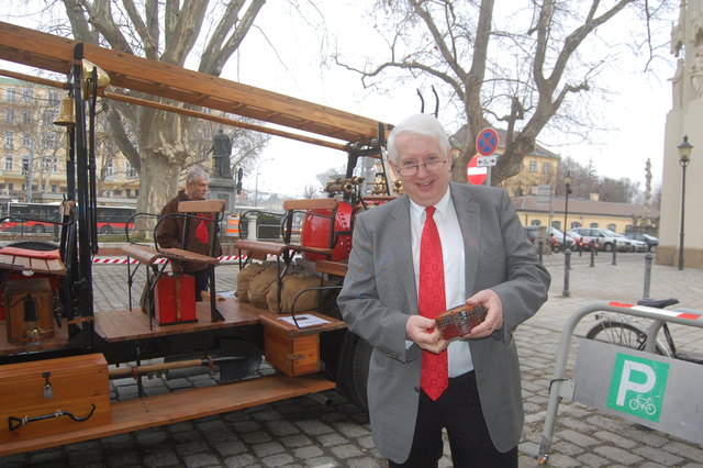 Museumsleiter Ewald Königsteiner mit einer Handsirene.