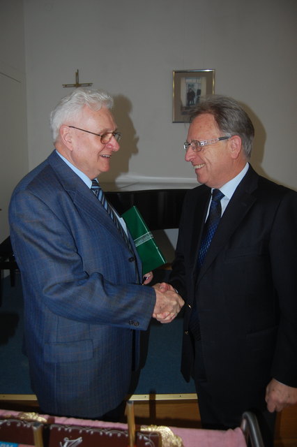 Auch BV Heinz Gerstbach gratulierte Rudolf Wawra zum 75er.