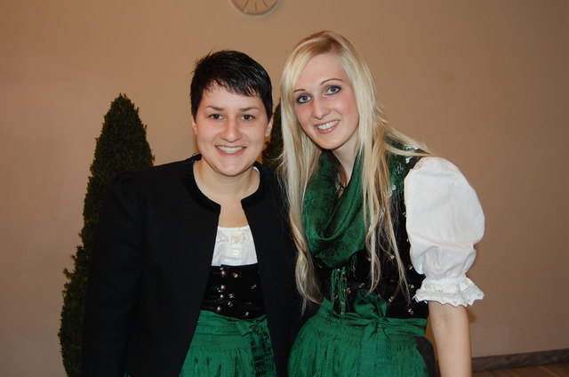 An der Abendkassa: Laura Thaler mit Ines Aichholzer (von links)