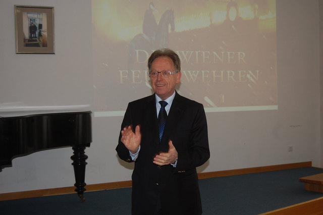 BV Heinz Gerstbach gratulierte zur gelungenen Ausstellung.