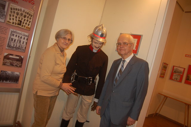Uniform aus den 1950ern: Mitarbeiterin Melitta Herma und Museumsleiter Karl Koller mit einem Ausstellungsstück.