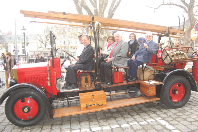 Wollten gar nicht mehr absteigen - BV Heinz Gerstbach, Hermine Moser, Ewald Königsteiner, Silke Kobald und rudolf Wawra mit Chauffeur Manfred Klaghofer.
