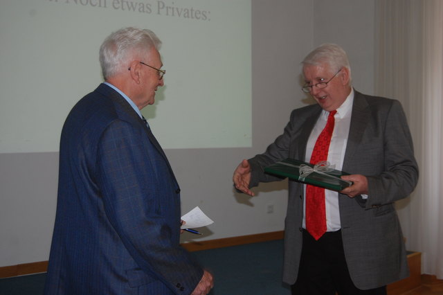 Ewald Königstein gratuliert Rudolf Wawra zum 75. Geburtstag.