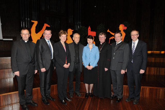 Tag der Pfarrgemeinderäte und Kirchenräte:  Generalvikar Jakob Bürgler, LR Johannes Tratter, Bgm. Christine Oppitz-Plörer, Prof. Paul. M. Zulehner, Seelsorgeamtsleiterin Elisabeth Rathgeb, Bischof Manfred Scheuer, LH Günther Platter, Finanzkammerdirektor Markus Köck (v. l.). | Foto: Diözese Innsbruck