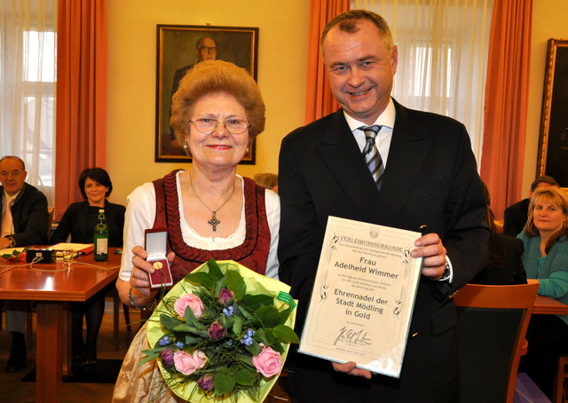 Bürgermeister Hintner dankte Adelheid Wimmer herzlich. | Foto: Boeger