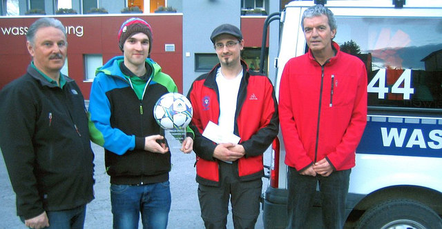 GR Richard Reinalter, Ball-Gewinner Martin Valentini, Christoph Huber von der Wasserrettung Landeck und Vizebgm. Manfred Jenewein. | Foto: SPÖ Landeck