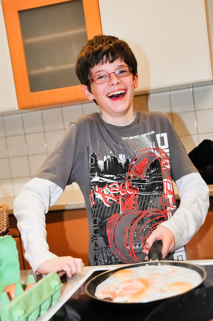 Die Neue Mittelschule Hollabrunn veranstaltete eine Chornacht. Die Verpflegung übernahmen die SchülerInnen, wie z. B. David Thiem, der köstliche Spiegeleier zubereitete.